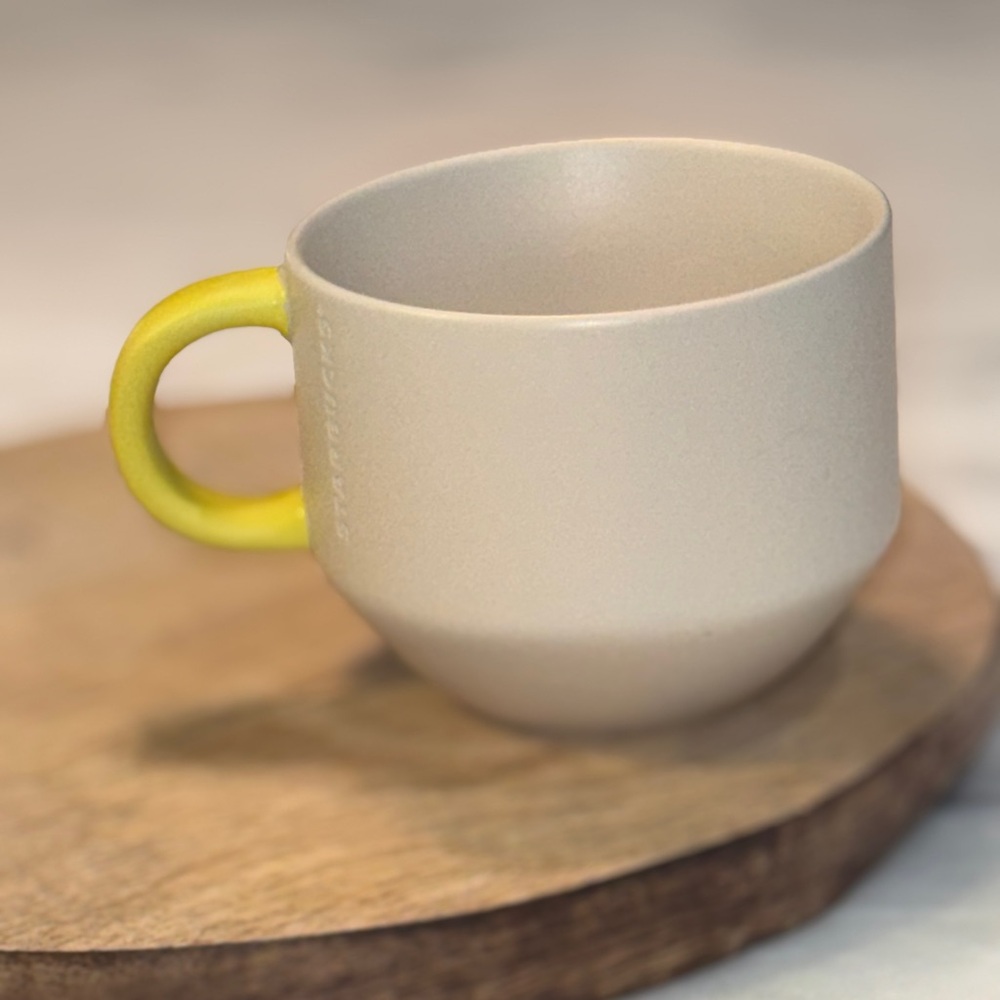 Starbucks Wink mug 2017 Holiday Ceramic 14oz Beige With Yellow Handle - Picture 2 of 6
